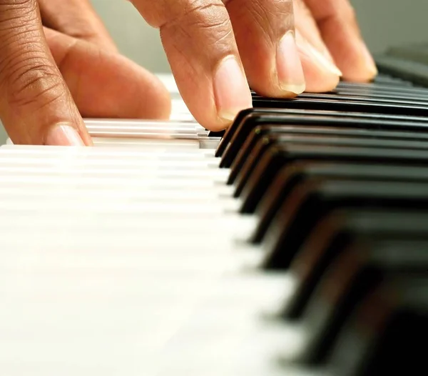 Hand Spielt Keyboard Klavier — Stockfoto