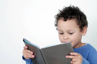 Okul kitabı olan çocuk beyaz arka planda okula geri dönüyor. 