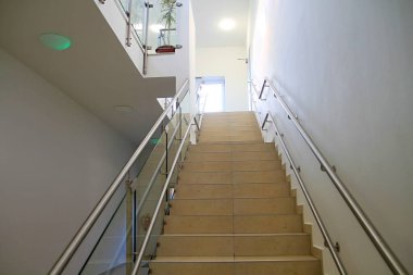 modern merdivenli bina