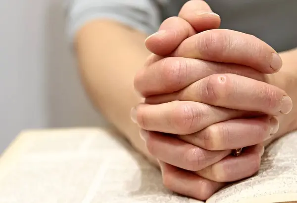 Betende Hände Mit Bibel Mit Grauem Hintergrund — Stockfoto