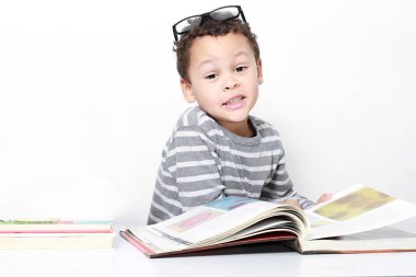 Okuldaki çocuk kitapları beyaz arka plan üzerine eğitildi