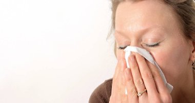 Burnu beyaz arka planı olan bir kadın.