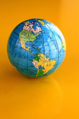 turuncu arkaplanda bir küre