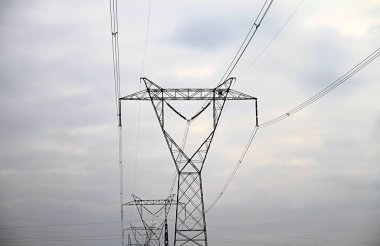 Elektrik kulesi direği şehre güç sağlıyor.