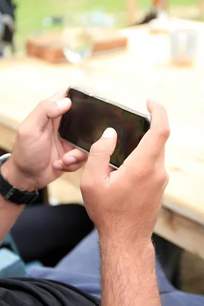 Nahaufnahme Eines Mannes Der Sein Smartphone Der Hand Hält — Stockfoto