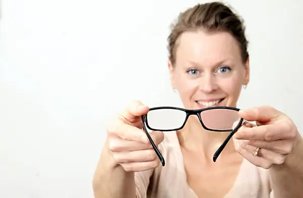 Mulher Segurando Óculos Exposição Com Fundo Branco Imagem De Stock