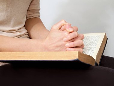 İncil 'de dua eden kadın.