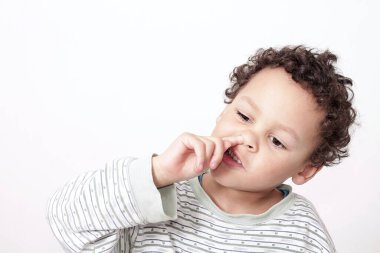 Burun sorunu olan küçük bir çocuk.