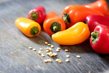 Mutfaktaki plastik doğrama tahtasına çekirdekli kırmızı kırmızı kırmızı biber. 