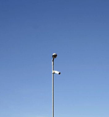 Mavi gökyüzü arkaplanındaki kameralar