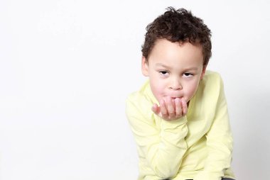 Küçük çocuk öpücük yolluyor.