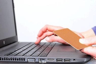 Bilgisayarında kredi kartıyla internetten kadın alımı 