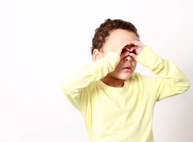 Beyaz bir geçmişi olan küçük bir çocuk. 