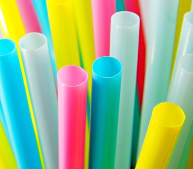 birçok renkte pipetler 