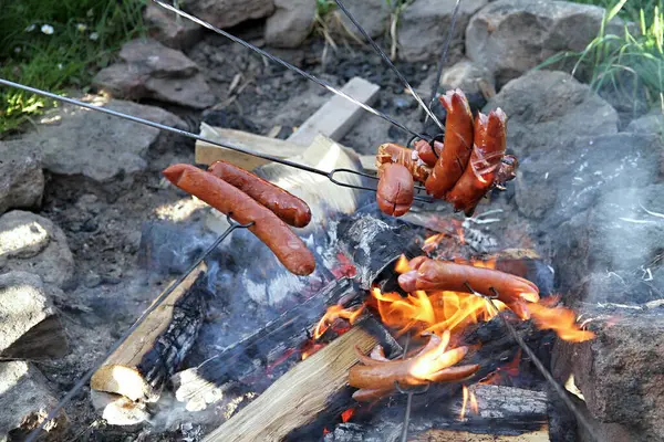 Açık ateşte ızgara sosis. 
