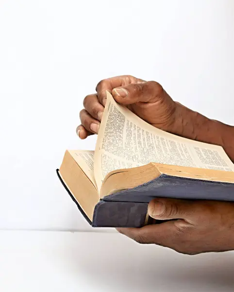 Nahaufnahme Männlicher Hände Die Eine Bibel Halten — Stockfoto