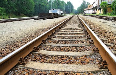 Tren istasyonuna giden tren hatları bir tren istasyonuna yaklaşıyor.