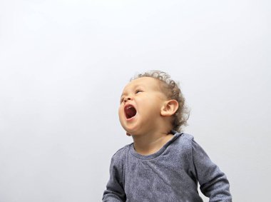 Küçük çocuk beyaz zemin üzerine bağırarak