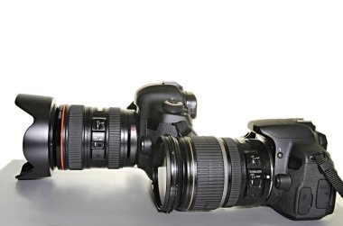 Beyaz arkaplanda dijital kamera