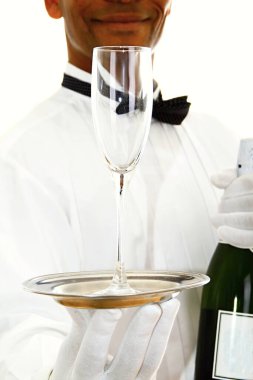 Beyaz arka planda bir şişe ve bir bardak şampanya olan garson.