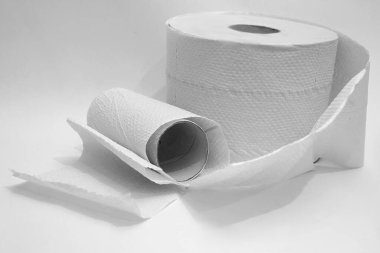 Tuvalet kağıdı beyaz arka planlı masanın üzerinde. 