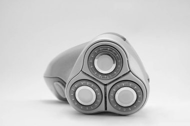 Beyaz arkaplan fotoğraflı elektrikli tıraş makinesi