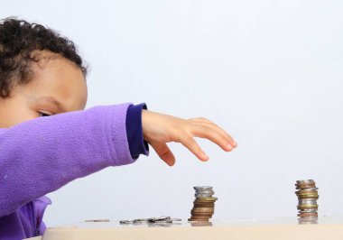 çocuk beyaz arkaplan ile para tasarrufu