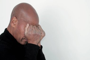 Adam Tanrı 'ya el ele dua ediyor. Karayipli adam beyaz arka plan fotoğrafıyla dua ediyor.