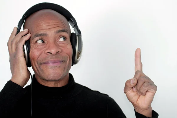 Männer Mit Kopfhörern Hören Musik Mit Weißem Hintergrund Archivfoto — Stockfoto