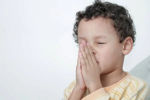 Jongen Bidden Tot God Met Handen Bij Elkaar Gehouden Stockfoto — Stockfoto