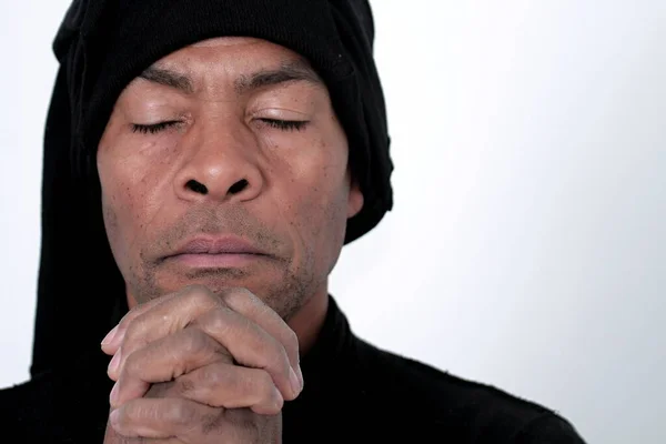 Adam Tanrı Ele Dua Ediyor Karayipli Adam Beyaz Arka Plan — Stok fotoğraf