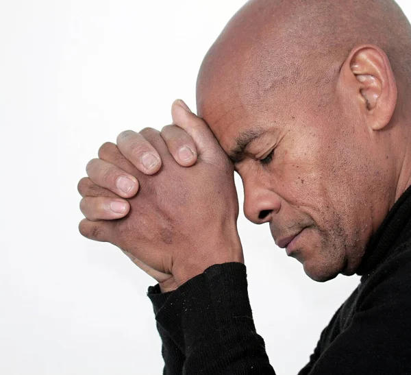 Adam Tanrı Ele Dua Ediyor Karayipli Adam Beyaz Arka Plan — Stok fotoğraf