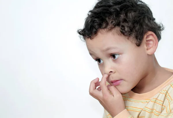 Jongen Peuteren Zijn Neus Plezier Hebben Met Witte Achtergrond Stock — Stockfoto