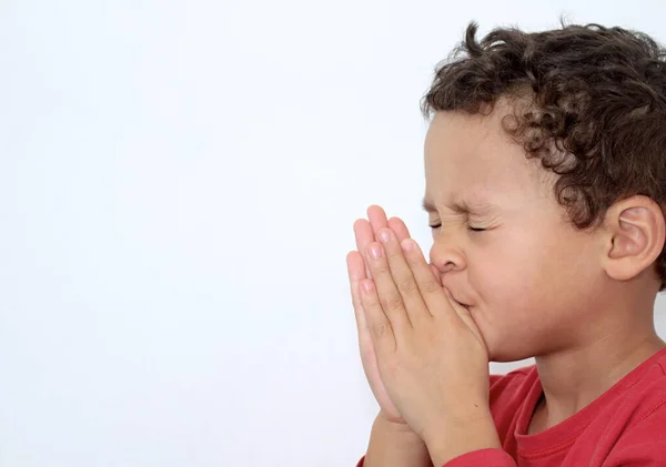 Jongen Bidden Tot God Met Handen Bij Elkaar Gehouden Stockfoto — Stockfoto