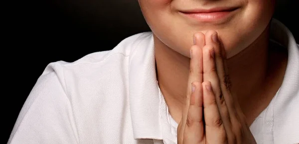 Αγόρι Προσεύχεται Στο Θεό Χέρια Ενωμένα Και Κλειστά Μάτια Λευκό — Φωτογραφία Αρχείου