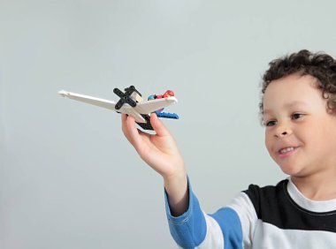 oyuncak uçak ile oynarken sevimli küçük çocuk 