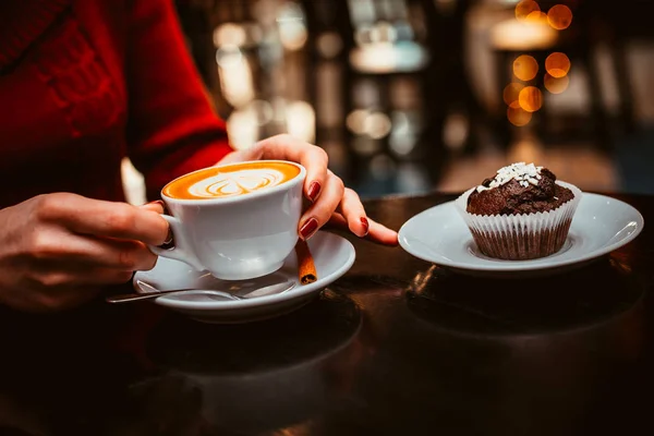 Девушка в кафе пьет кофе — стоковое фото