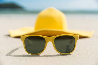 Sarı gözlük ve şapka sahilde