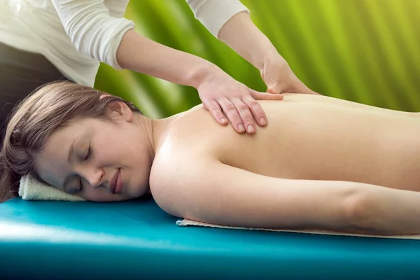 Massageie Costas Uma Jovem — Fotografia de Stock