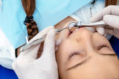 Diş hekimi, diş incelenmesi