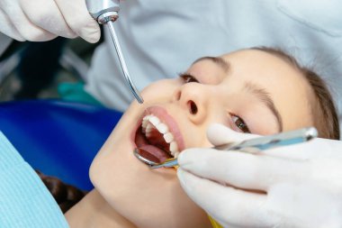 Diş klinik bir dişçi ile yıkama