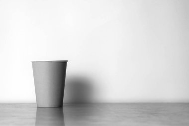 Kağıt bardak üzerinde tablo siyah ve beyaz