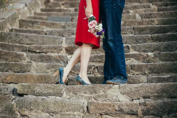 Amantes Nas Escadas Homem Mulher Abraçando Parque — Fotografia de Stock