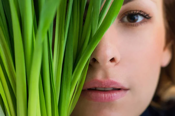 Cara Niña Cubierta Hierba Verde — Foto de Stock