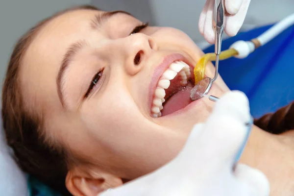 Lavar Dentes Com Dentista Clínica — Fotografia de Stock