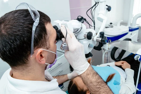 Dentista Esamina Denti Del Bambino Con Microscopio Attrezzature Dentali Professionali — Foto Stock