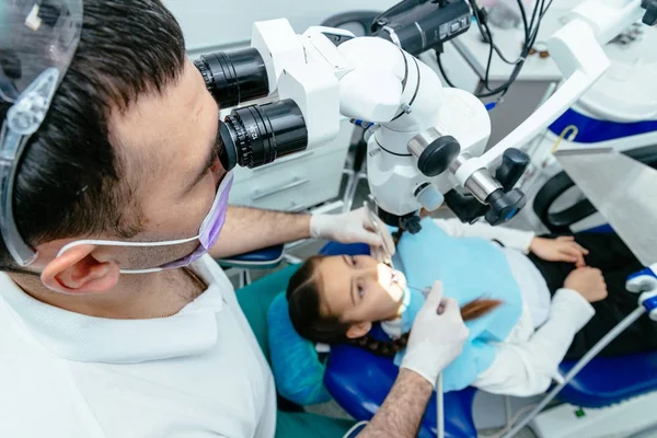 Der Zahnarzt Untersucht Die Zähne Mit Dem Mikroskop — Stockfoto