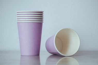 Kağıt bardak masanın üstünde.