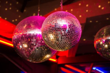 Bir gece kulübünde disko topu