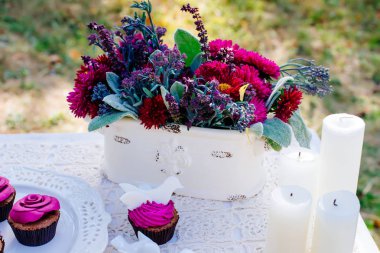 Düğündeki dekor. Çiçek şeklinde kekler ve bir buket çiçekle